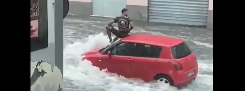 Autója tetejéről egy másik autóra átmászva mentette magát az özönvíztől egy szicíliai férfi