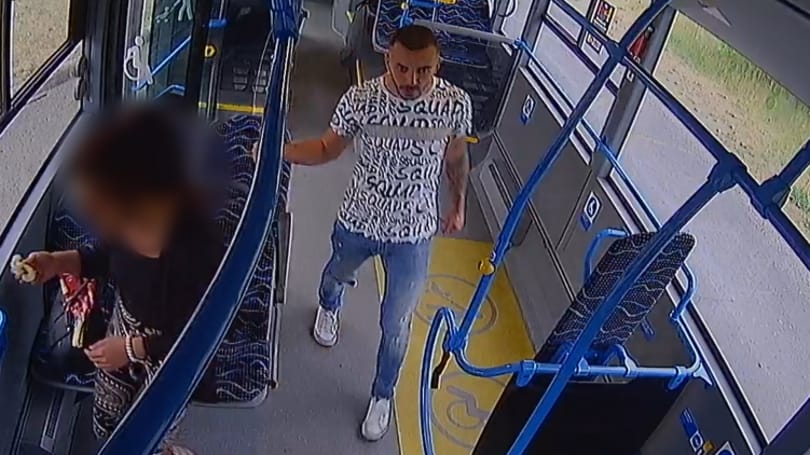 Hangoskodott, leszállították, kirúgta a megálló üvegét – most keresik