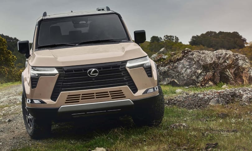Szögletes formával és biturbó V6-tal támad a Lexus új terepjárója