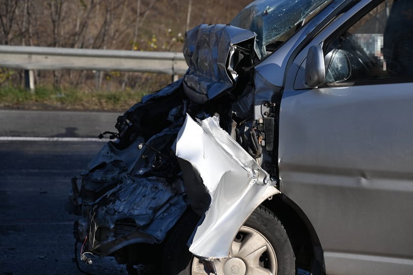 Beleszaladt egy kisbusz egy kamionba az M0-án, meghalt a sofőrje