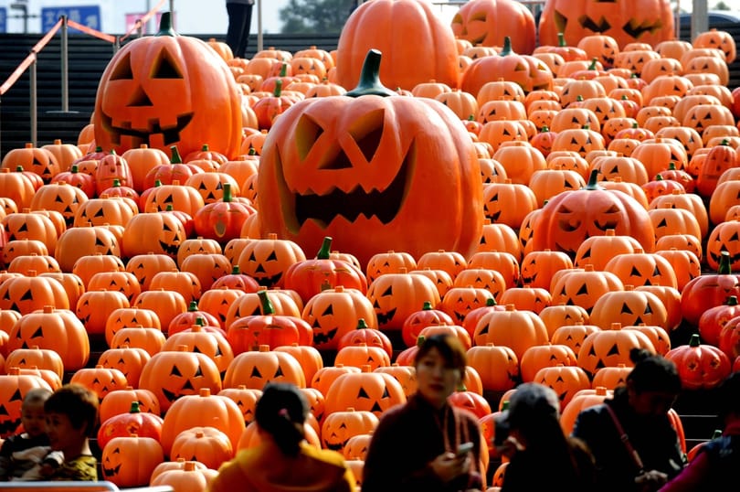 Öngyilkos merénylőnek öltözött Halloweenre egy férfi, letartóztatták
