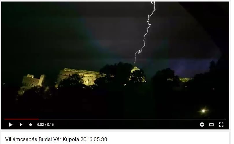 Villám csapott a budai Várba - videó