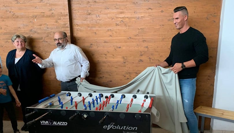 Átadott egy egész csocsóasztalt a fideszes képviselő