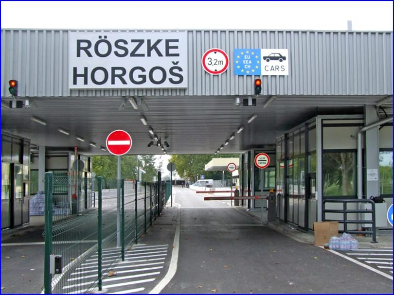 Óriási a torlódás Röszkénél, változtattak is a be- és kilépésen
