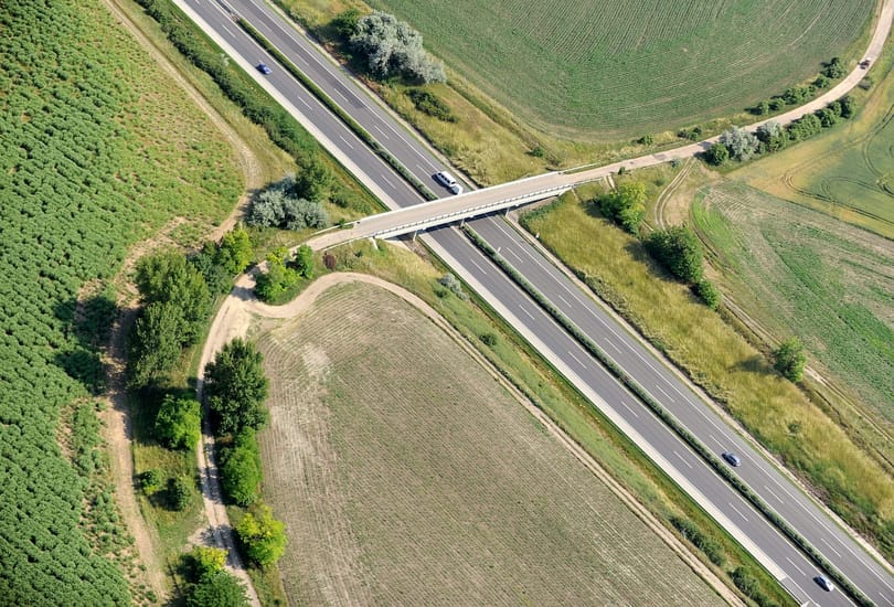 Amputálta a motoros lábát az M1-es autópálya szalagkorlátja