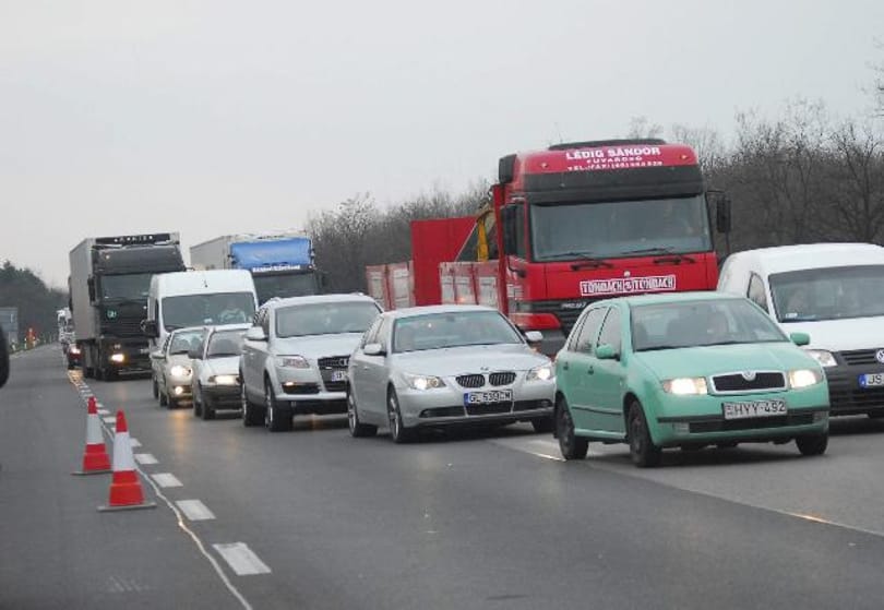 Három sérült, félpályás útzár az M5-ösön