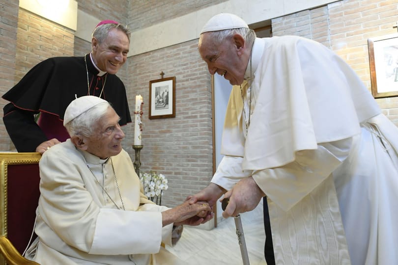 Virrasztanak XVI. Benedekért, akinek már a temetéséről beszélnek