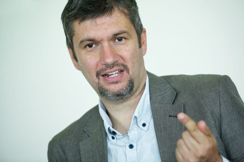 Hadházy feljelentést tesz a Pető Intézet bútorbotránya miatt