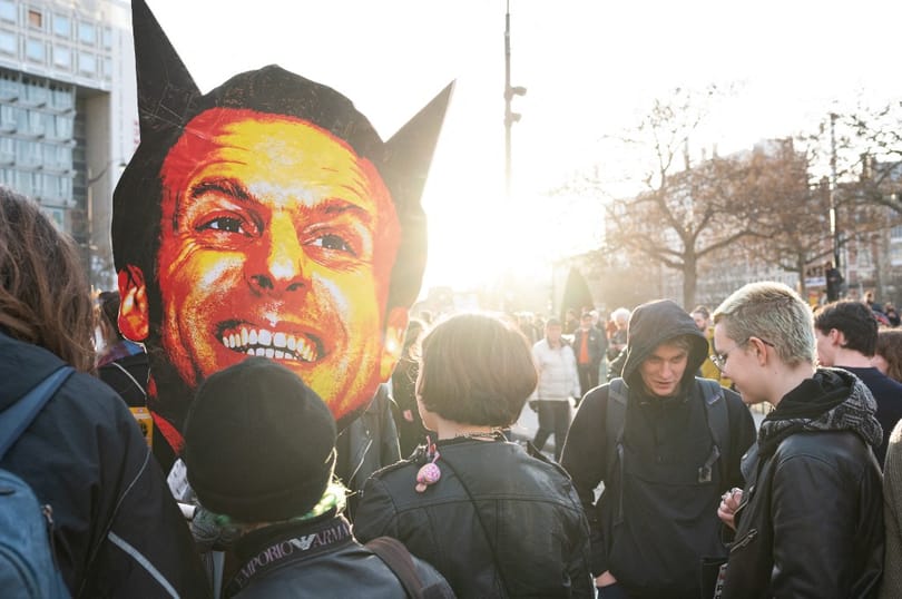 Macron a parlamenti szavazást megkerülve hirdeti ki a vitatott nyugdíjreformot