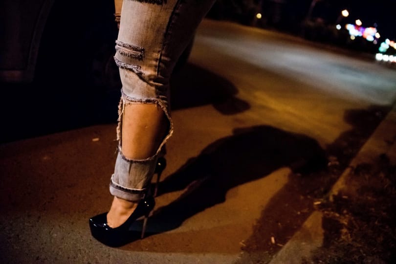 Egy férfi 17 éves barátnőjét kényszerítette prostitúcióra