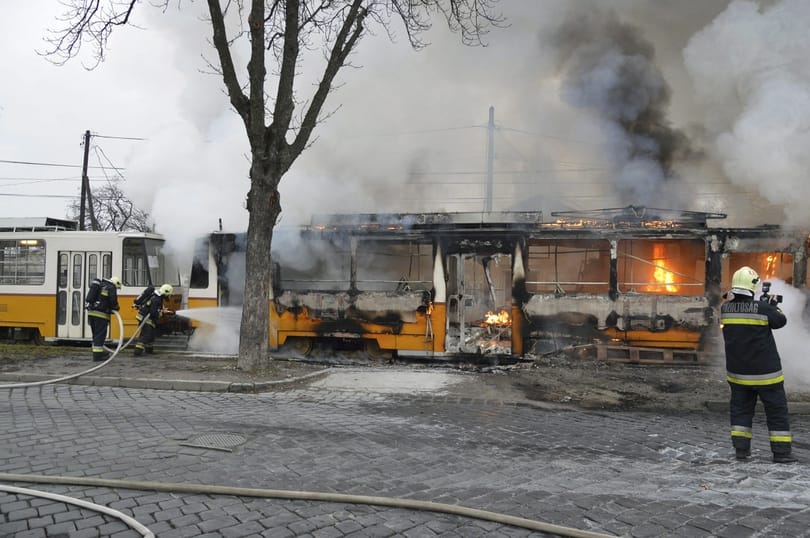 Villamos, teherautó és autó ütközött: mindegyik kigyulladt, sérültek is vannak