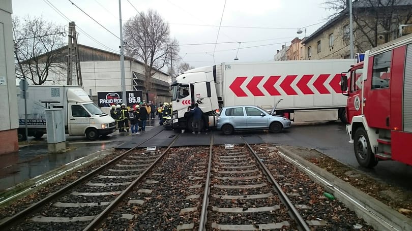Villamossíneken ütközött kamion és autó Budapesten – kép