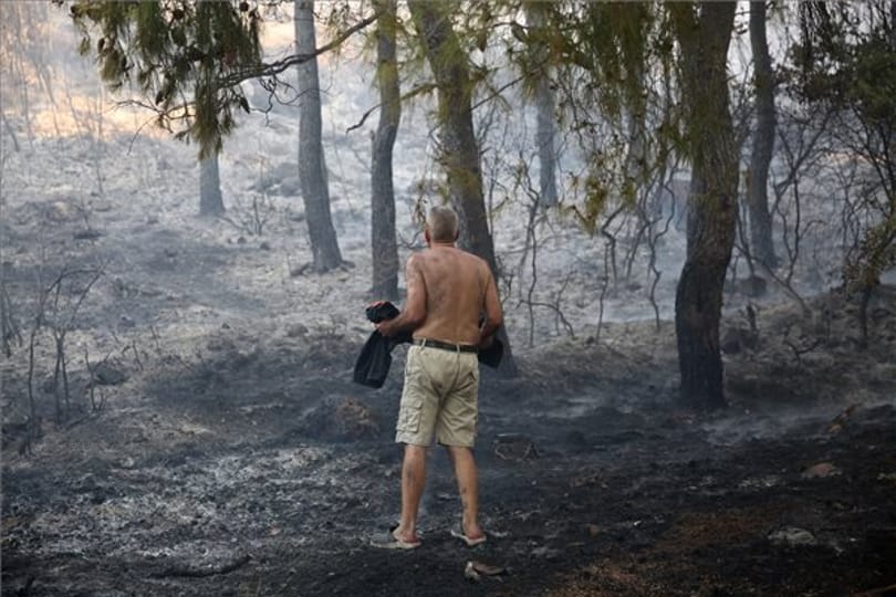 Tűzvész Görögországban: már Athén környékéről is ezrével menekítik az embereket