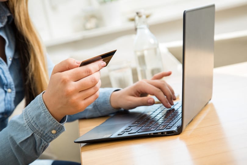 Egyre inkább a kártyákra utaznak a banki csalók: így érdemes védekezni