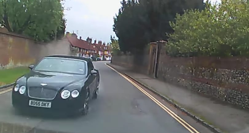 130 km/h-val karambolozott városon belül a Bentley, a vétlen sofőr tehetetlen volt – videó