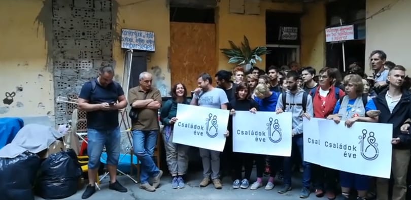 Alföldi Róbert szájából igazán drámaian hangzik egy kilakoltatás története