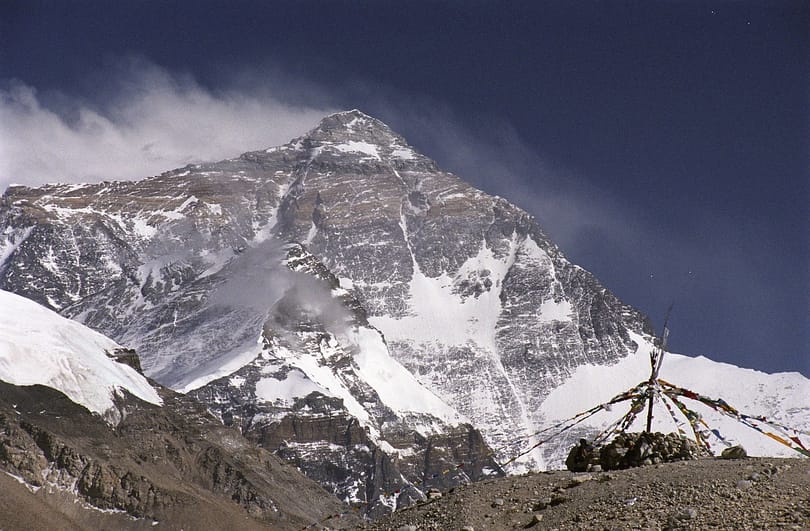 Lassan ellepi a fekália a Mount Everestet