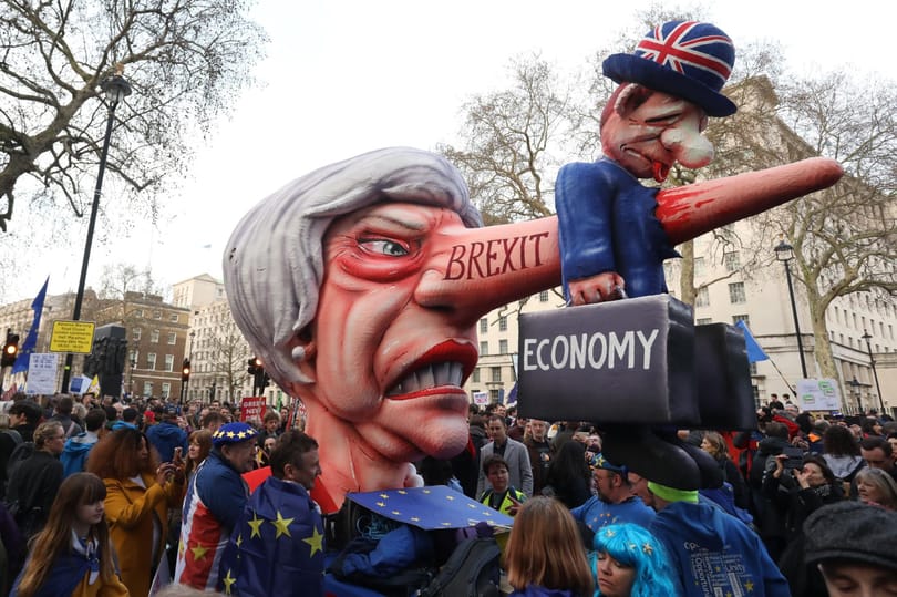 Ki mutatja meg a kiutat a Brexit-káoszból? Boris Johnson vagy Uri Geller?