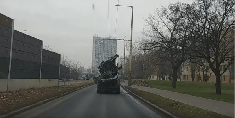 Brutálisan megpakolt kocsit videóztak le az M3-as bevezetőjén