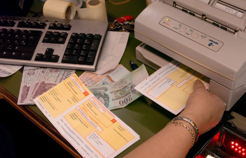 Az a hír terjed, hogy mától csak személyivel lehet feladni sárga csekket a postán