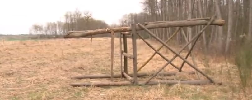 Biciklivel ellopott több magaslest, hogy házat építsen belőlük