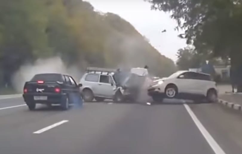 4 és fél percnyi ijesztő baleset 2016-ból, amitől ön is fel fog szisszenni - videó