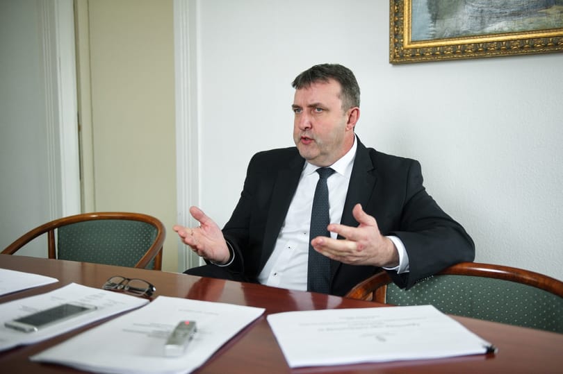 Egy szűk kör milliókat hozó privilégiumait törné le Palkovics bérmaximuma