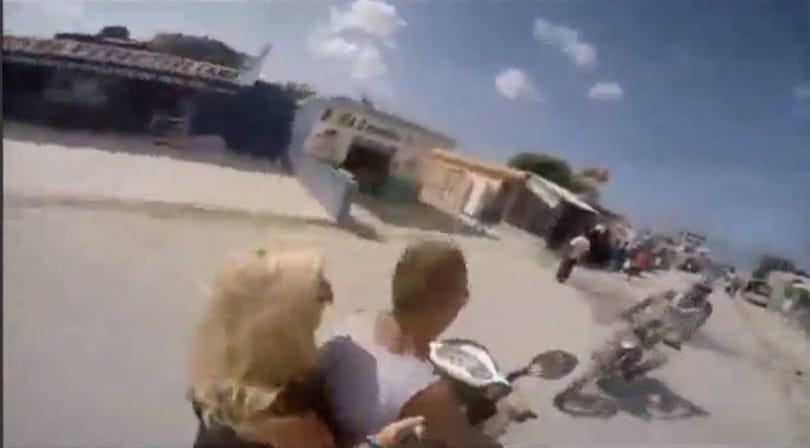 Videó: Így jár, aki robogózás közben szelfibotozik
