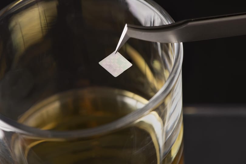 Parányi, lenyelhető kódot tennének a whiskey-kbe és gyógyszerekbe