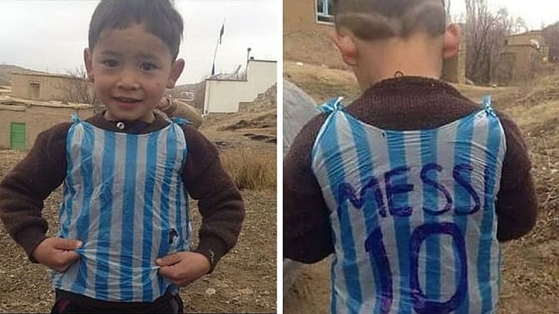 Messi találkozna a nejlonzacsóból készült Messi-mezben focizó kisfiúval – videó