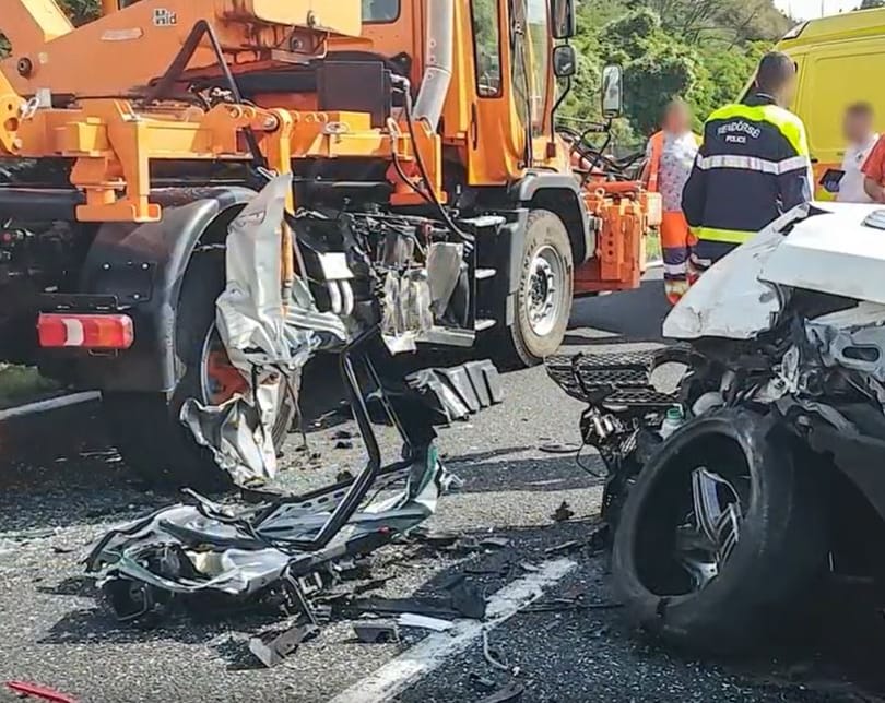 A közutasok kaszálógépének csapódott egy terepjárós az M7-esen – videó