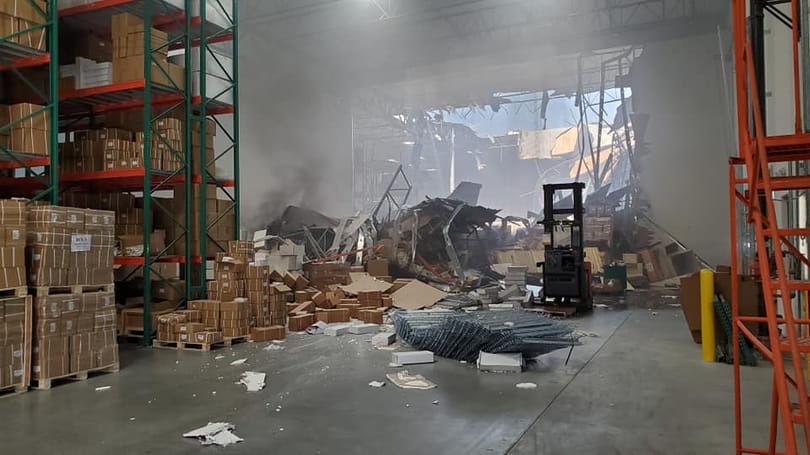 Videó: Felvette a kamera, ahogy raktárba csapódik egy F–16-os repülőgép