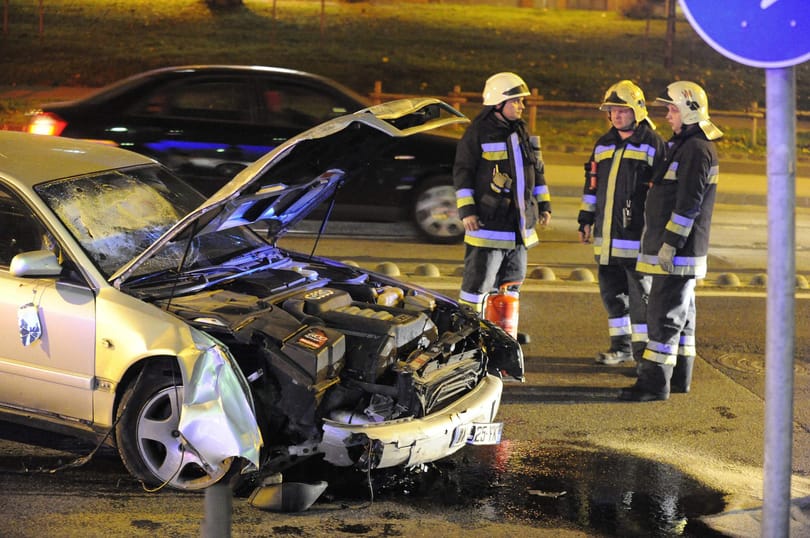 Fotót közöltek a villamosmegállóba rohant autóról