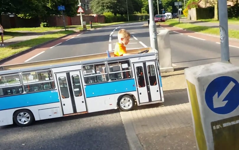 Ez a kisfiú imádja a buszokat, sajátot készített neki a magyar apuka – videó