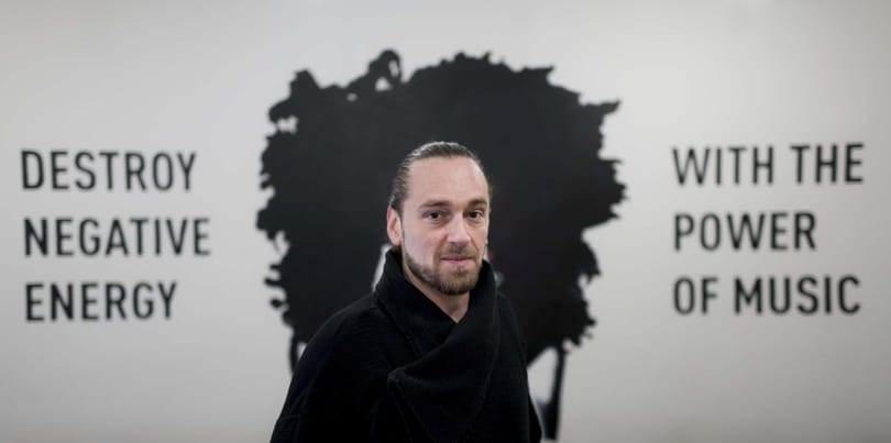 Simon Márton novellát írt a hatvanpusztai antilopokról: „Ott galoppozik 15 ellopott év, a Cili meg a Kata milliárdjai, a Tóniék milliós fogpiszkálói, ott kocog a nemzet analfabéta bölcse, a Lőrinc”
