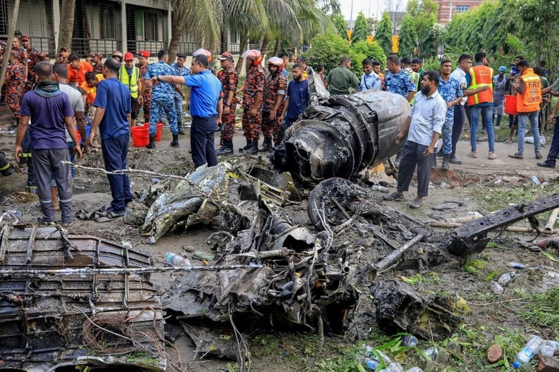 Sokan meghaltak, amikor egy iskolára zuhant a légierő gyakorlógépe Banglades fővárosában (videókkal)