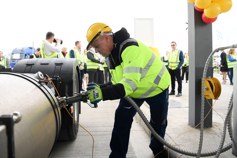 Megnyílt az ország első LNG-kútja, a Shell -162 fokos folyékony földgázt kínál Szigetszentmiklósnál