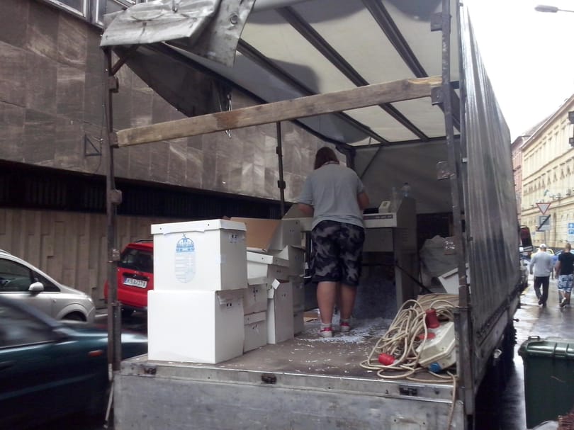 Szavazólapokat daráltak le egy utcán álló teherautóban – fotó