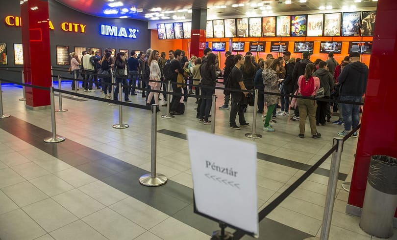 Hosszú sorok, összeomló szerverek: így indult a Star Wars-őrület