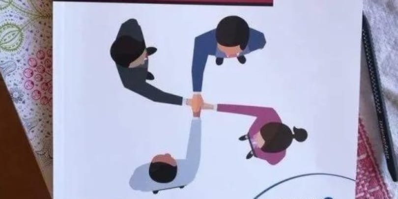 Horogkereszt lett, maradhat? Sajátos borítóval jelent meg egy etika kézikönyv