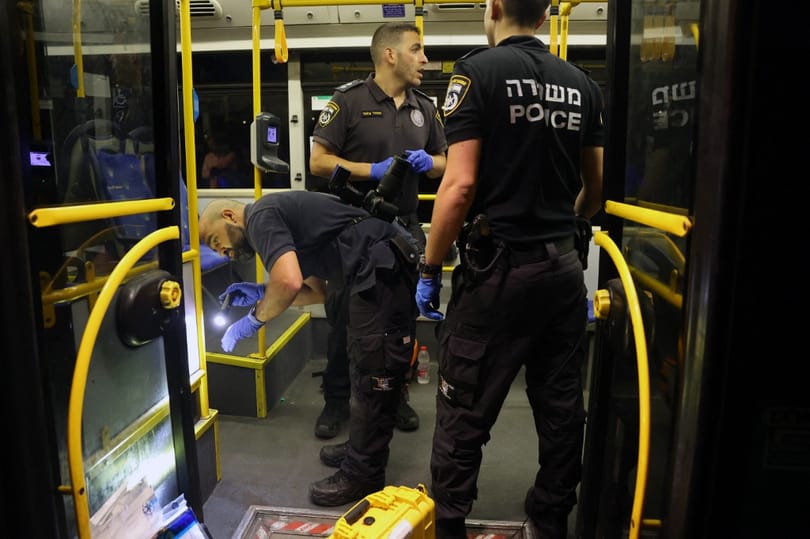 Utasokkal teli buszra nyitott tüzet egy támadó Jeruzsálemben