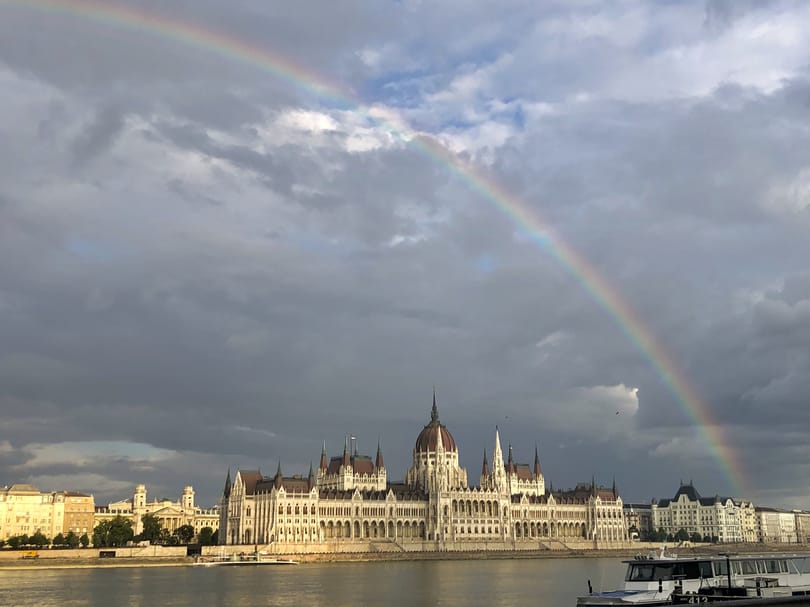 Szivárvány provokált a Parlament fölött