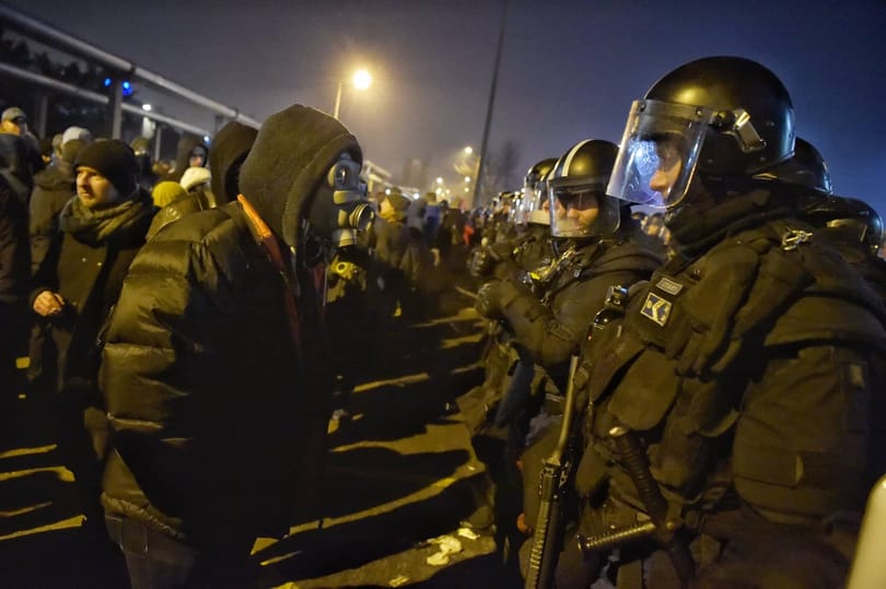 Egy 20 éves fiatalt előállítottak a hétfői tüntetésen