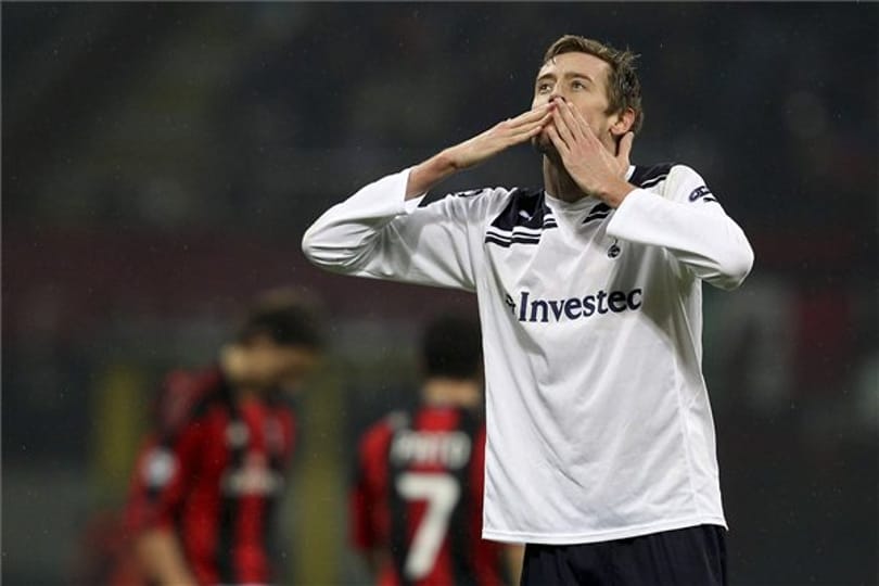 Az angol futballsztár, Peter Crouch egy londoni rockkoncerten pogózott – videó