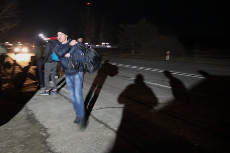  „A tanár mondta, hogy bújjunk el, vagy ami még jobb, jöjjünk Magyarországra” – helyszíni tudósítás az ukrán–magyar határról