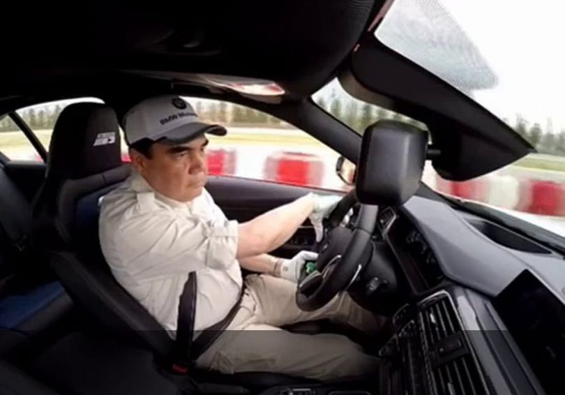 Van egy ország, ahol a driftelés az államelnök kedvenc sportja – videó