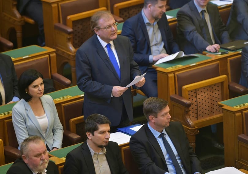 Rétvári-Hiller-csörte a lex CEU kapcsán a parlamentben