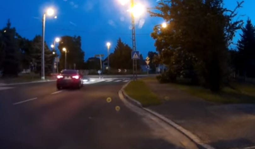 Szemből a körforgalomba – megint egy magyar videón siet valaki nagyon