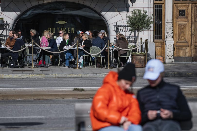 Vége a svéd modellnek: nyolc főig engedélyezik a gyülekezést