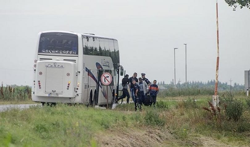 Lefotózták, ahogyan a szerb rendőrök a zöldhatárhoz küldik a menekülteket